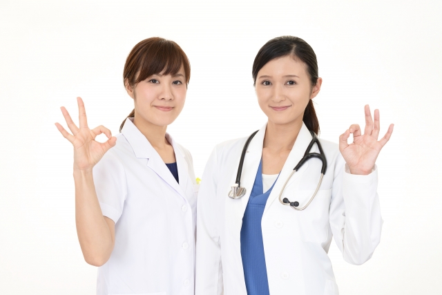 女性の医者と看護師