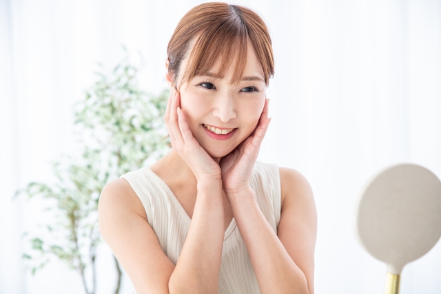 頬を触る女性