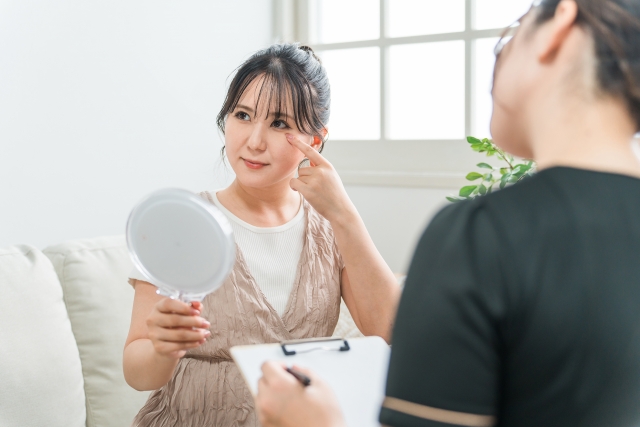 目元を触る女性