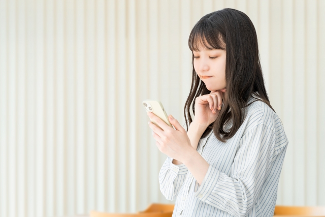 スマホを見る女性13