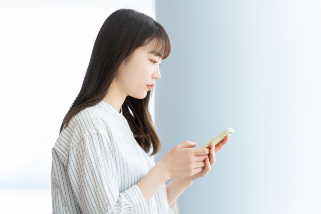 スマホを見る女性14