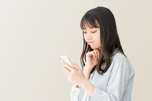 スマホを見る女性15