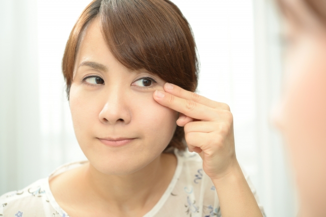 目元を触っている女性