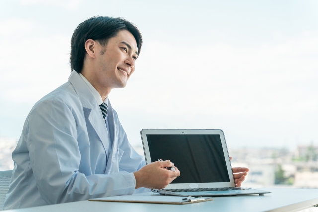 説明をする医師