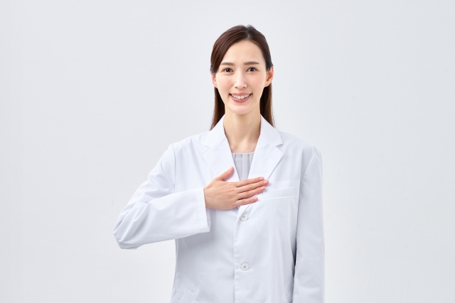 笑顔の医師