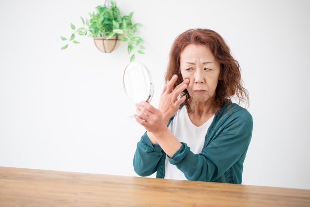 鏡を見ている女性