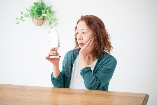鏡を見ている女性