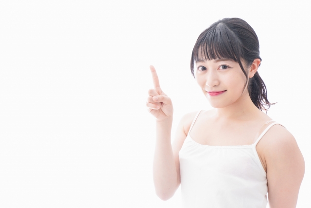 人差し指を立てている女性