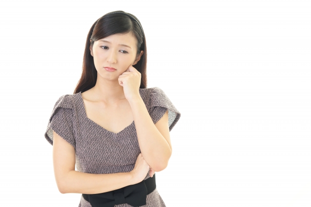 悩む女性