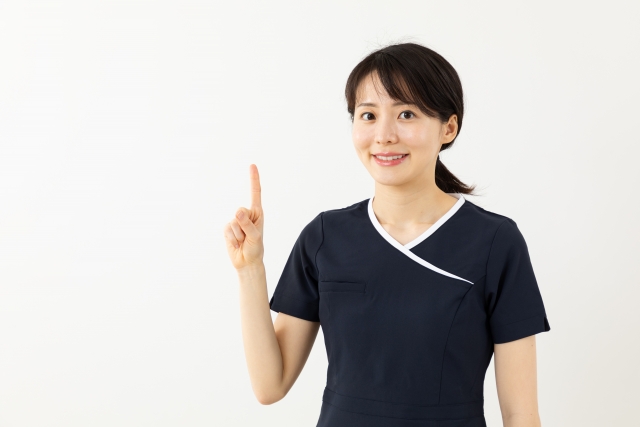 人差し指を立てている女性