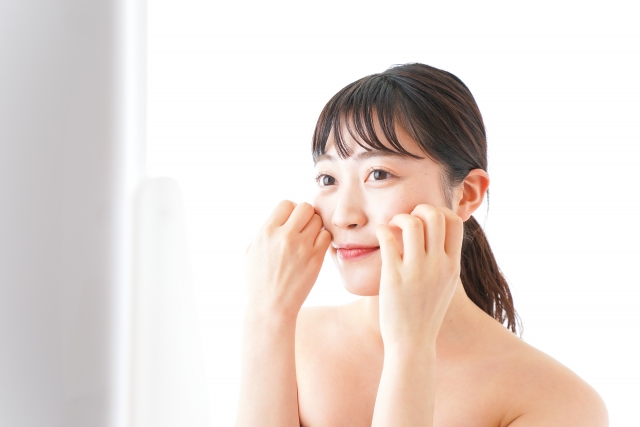 頬を触る女性