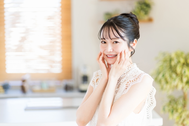 頬を触る女性