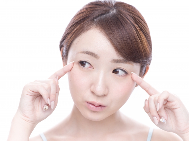 目元を触る女性