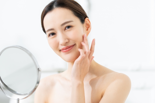 頬を触る女性