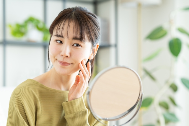 鏡を見ている女性