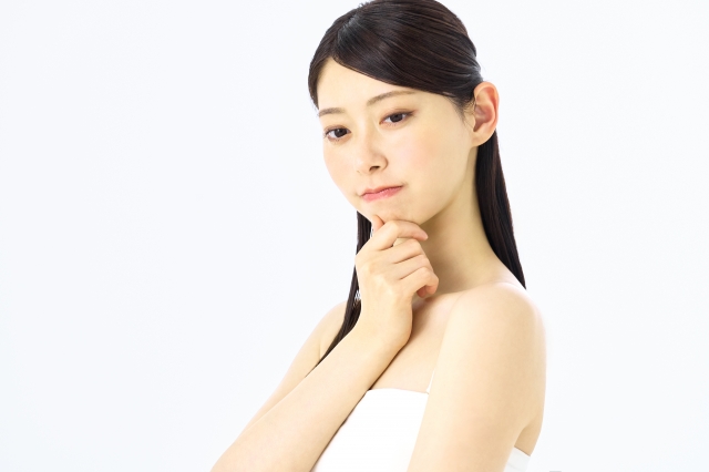 考え込む女性