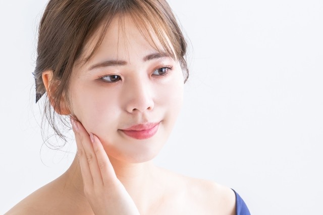 頬を触る女性