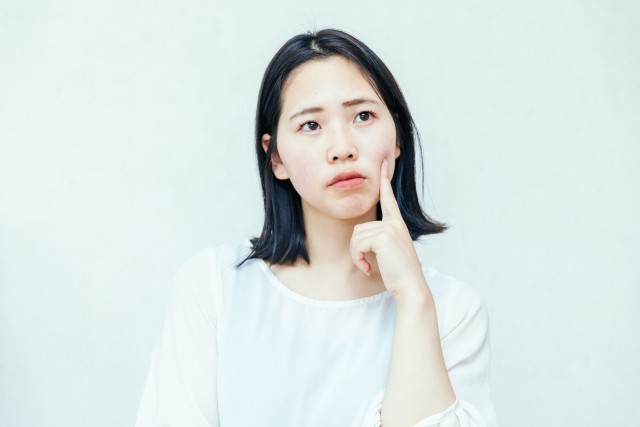 考える女性